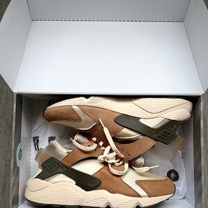 Stussy x Nike Limited Edition Haurache Sneaker “Desert Oak”